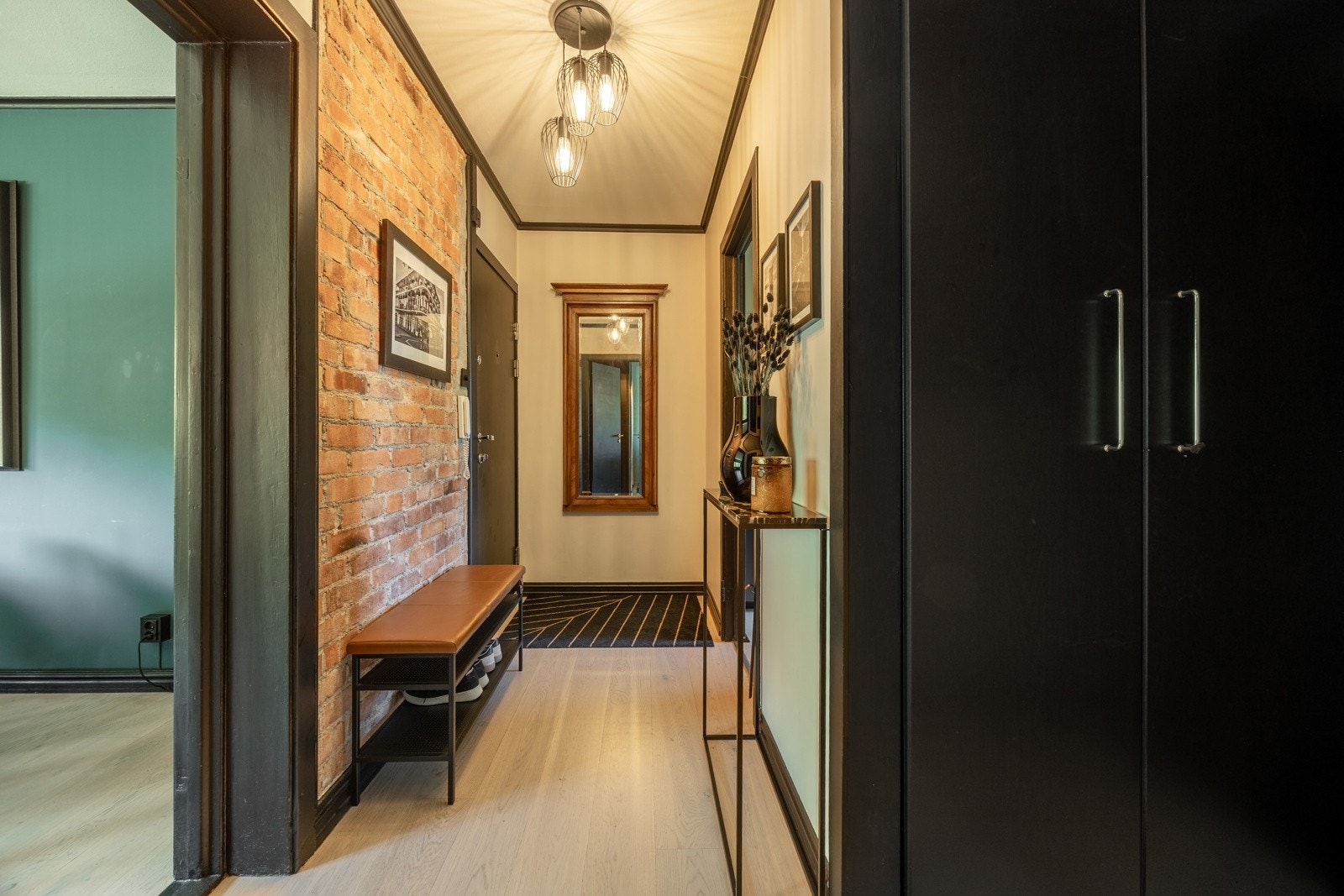 Du ønskes velkommen til leiligheten og ankommer en pent opparbeidet entré. Det er videre plass for oppbevaringsmøblement og god plass for å holde orden. Galleribilde