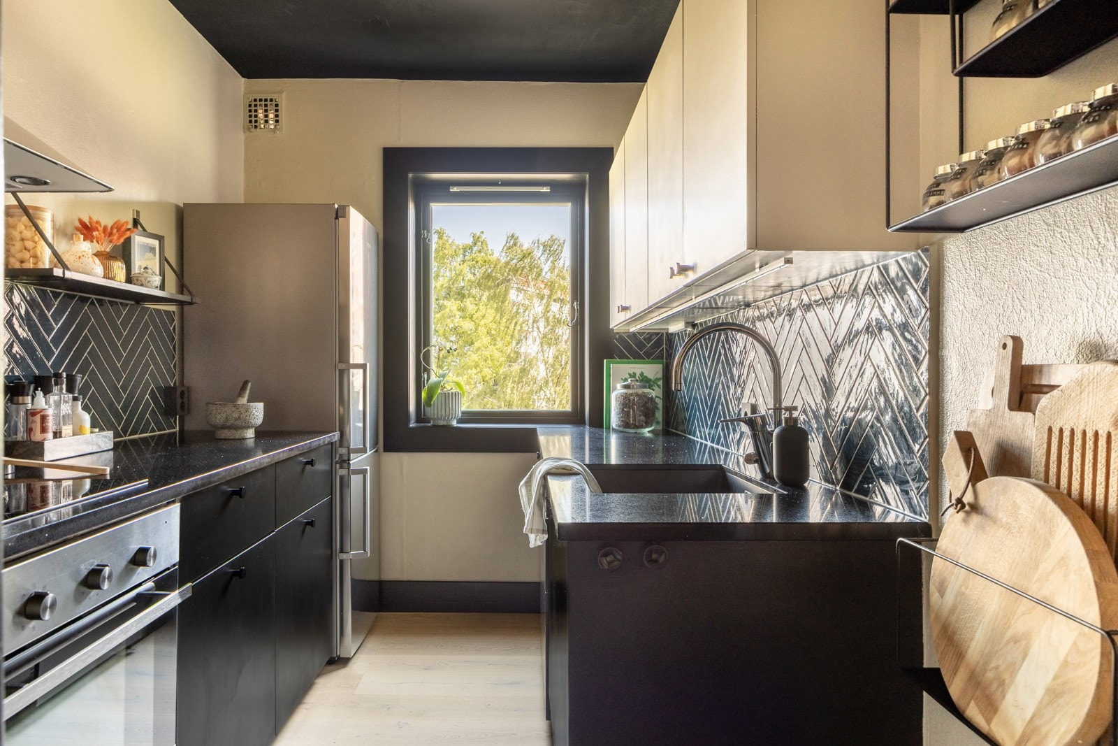 Like innenfor entréen kommer man til kjøkkenet. Her er det ekstra hyggelig å lage mat med hyggelig utsyn. Galleribilde