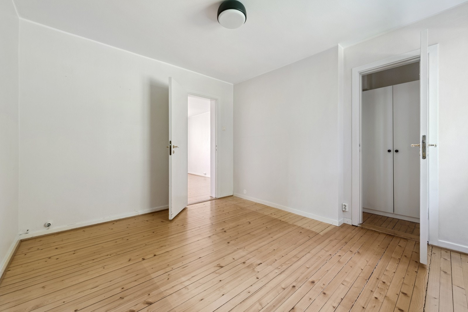 Tilknyttet hovedsoverommet finnes en praktisk innvendig bod som gir rikelig med oppbevaringsplass. Galleribilde