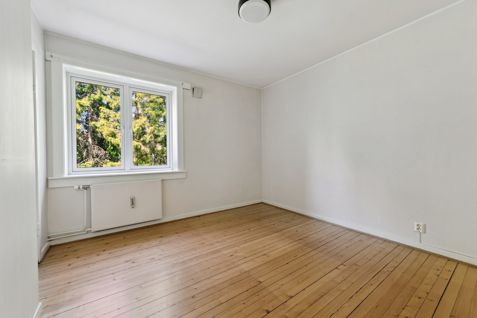 Hovedsoverommet er svært romslig, med god plass til dobbeltseng og tilhørende møbler. Galleribilde