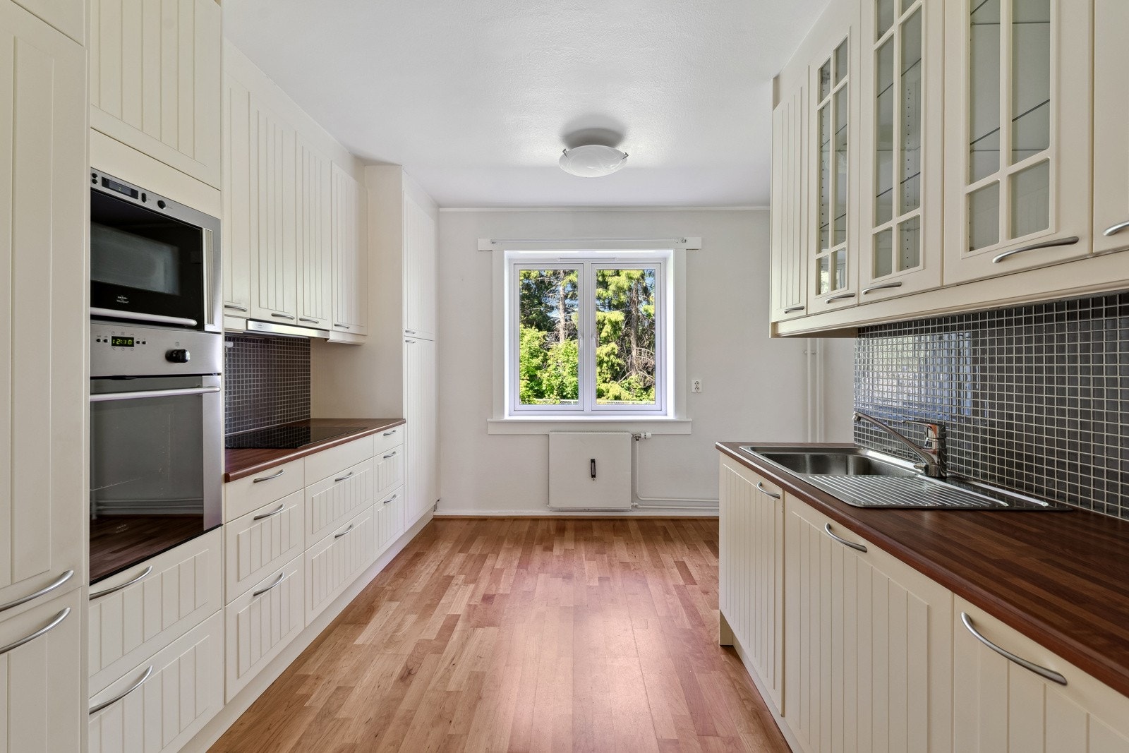 Adskilt kjøkkenrom. Her er det også plass til et koselig spisebord. Galleribilde