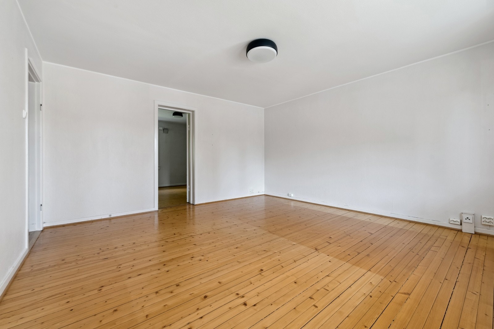 I stuen er det sjarmerende, originale tregulv. Galleribilde