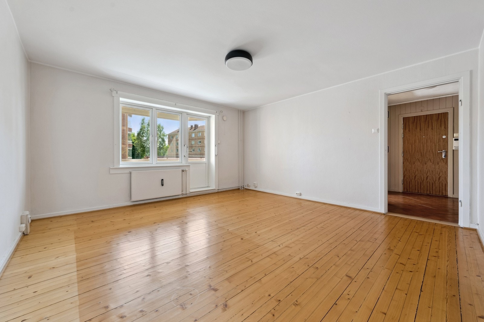 Lys og romslig stue med god plass til både komfortabel sittegruppe og spisebord. Galleribilde