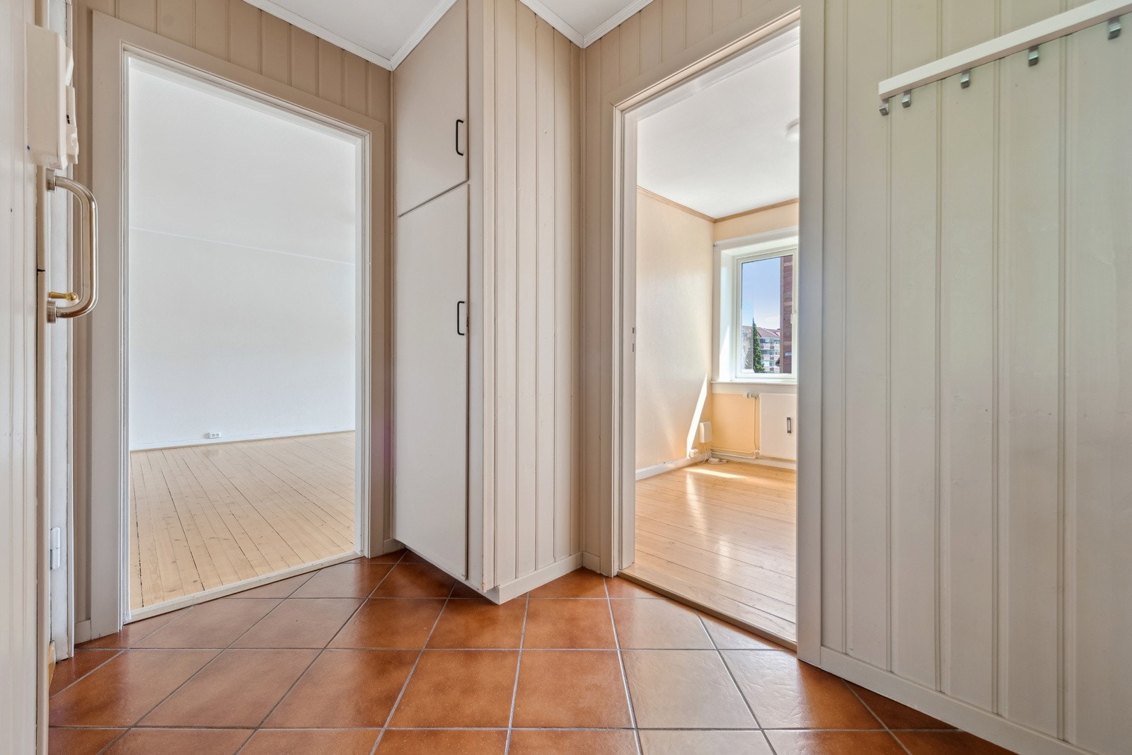 Innbydende entrè med flere oppbevaringsmuligheter. Galleribilde