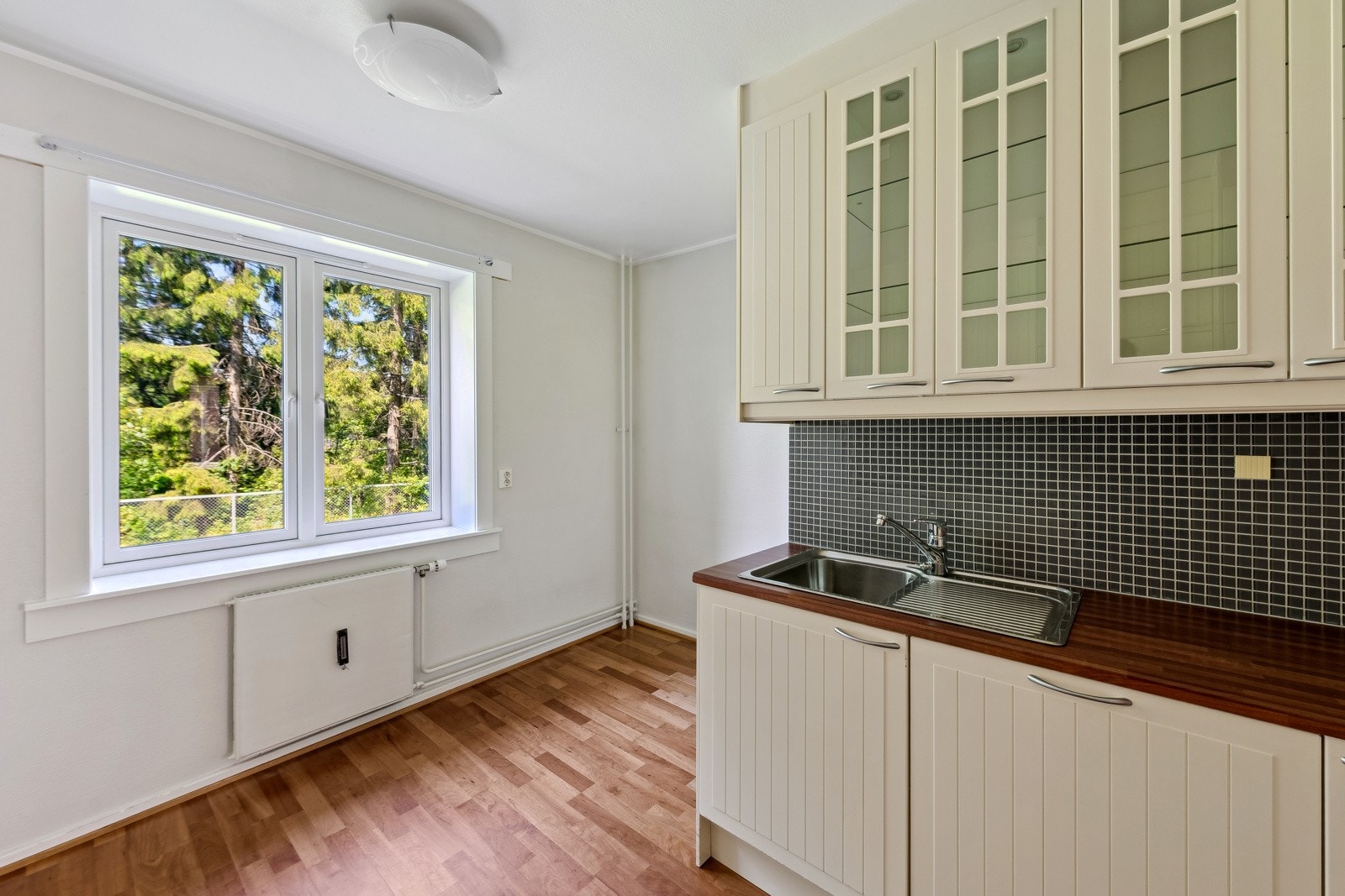 Kjøkkenet er utstyrt med integrerte hvitevarer, inkludert kjøleskap med frysedel, oppvaskmaskin, stekeovn, mikrobølgeovn og platetopp som er nedfelt i benkeplaten. Ventilatoren er plassert i overskapet og har mekanisk avtrekk. Galleribilde