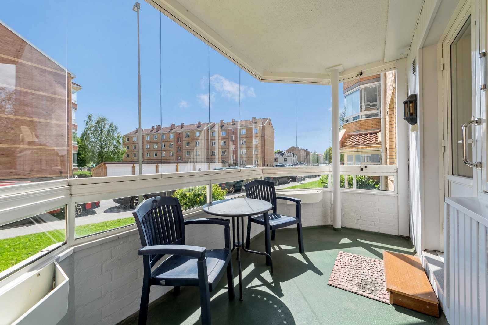 Fra stuen er det direkte utgang til en solrik, innglasset balkong på ca. 9 kvm Galleribilde