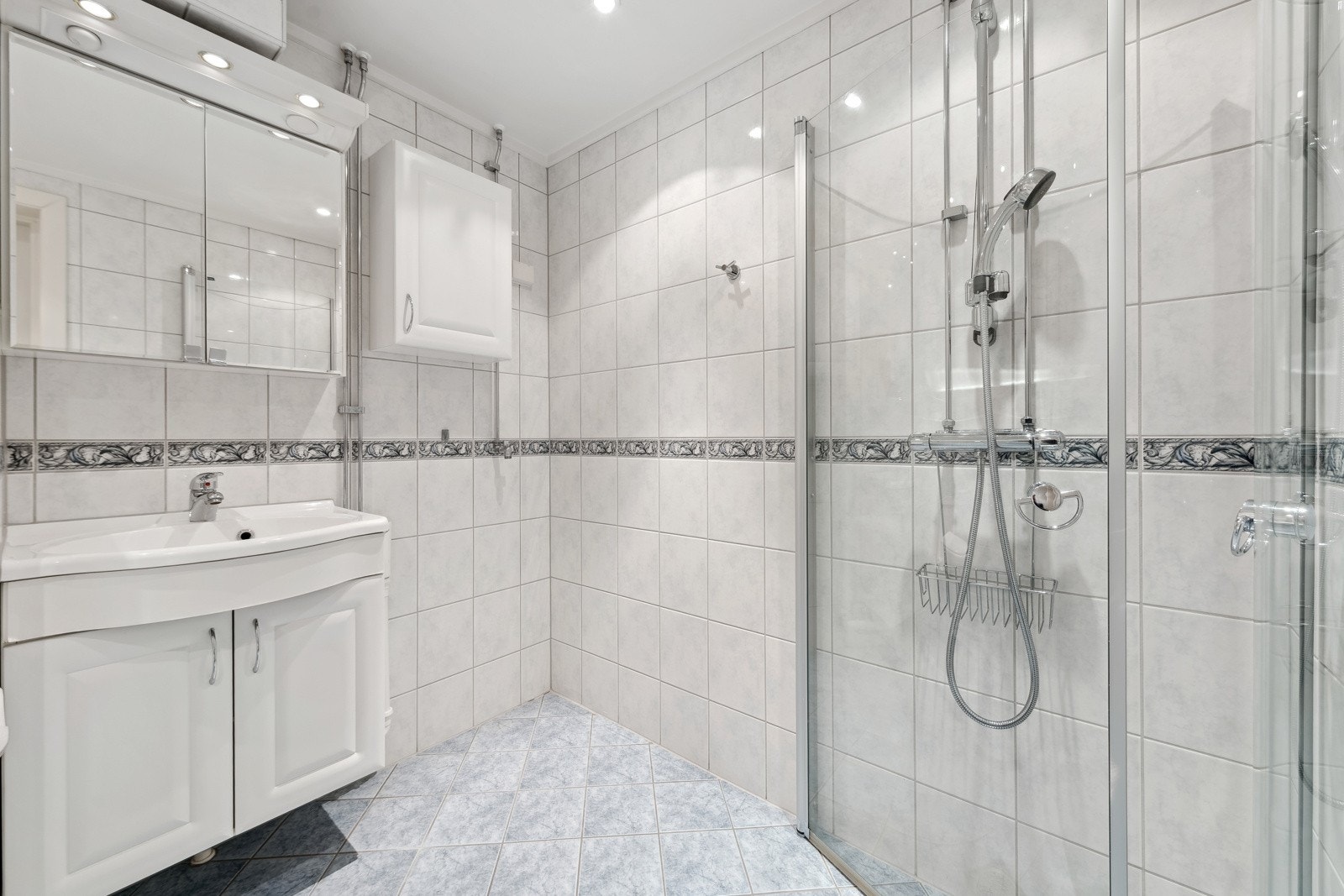 Flislagt gulv med varme og downlights i tak. Opplegg til vaskemaskin. Galleribilde