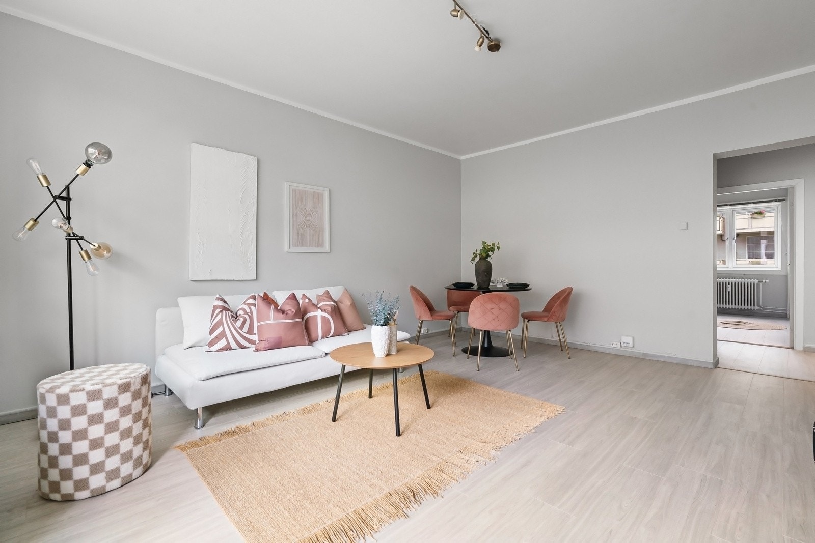 Den herlige stuen har god plass til stor og hyggelig sofagruppe, tv-seksjon, og øvrig ønsket møblement. Galleribilde