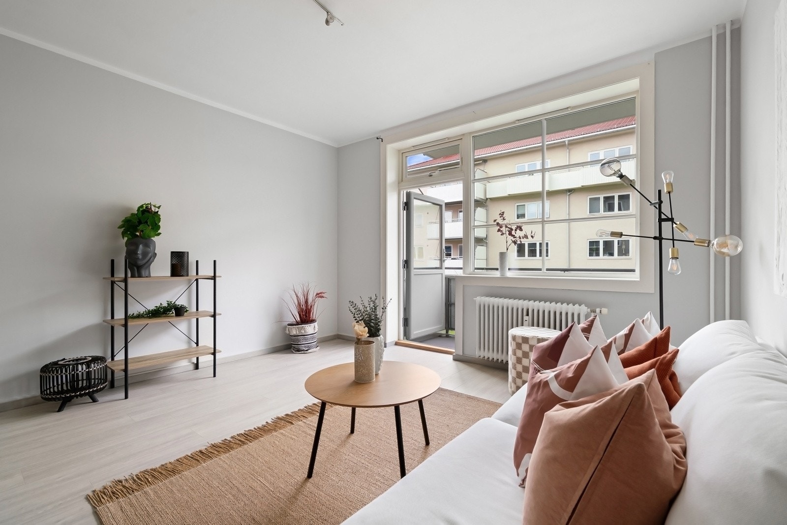 Stuen har gode vindusflater som gir rikelig med lys, samt utgang til balkong. Galleribilde