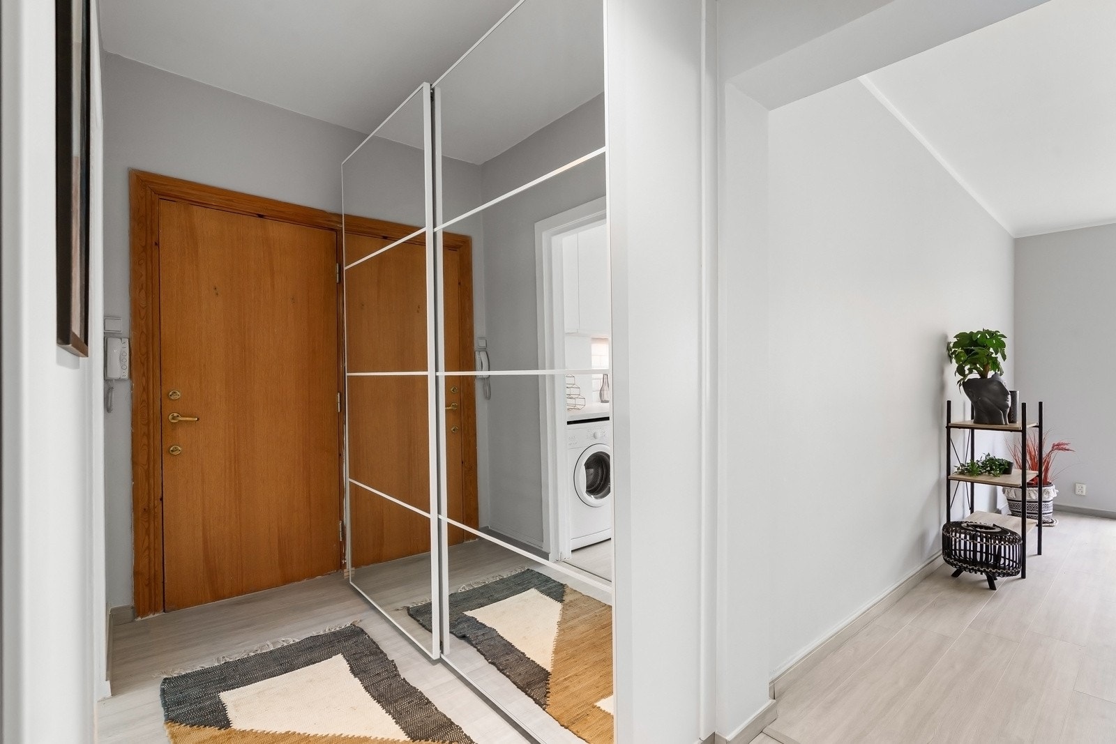 Lyst og trivelig inngangsparti. God plass til å henge fra seg ytterjakker og oppbevare sko. Galleribilde