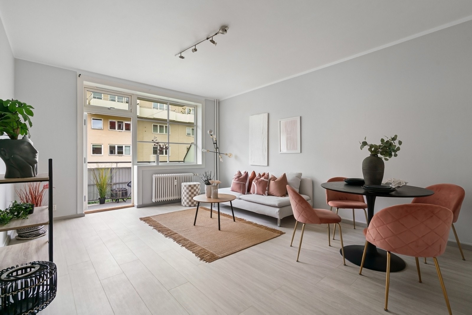 Adnan Nabi (47 26 74 86) ved Privatmegleren har gleden av å presentere denne flotte leiligheten Galleribilde