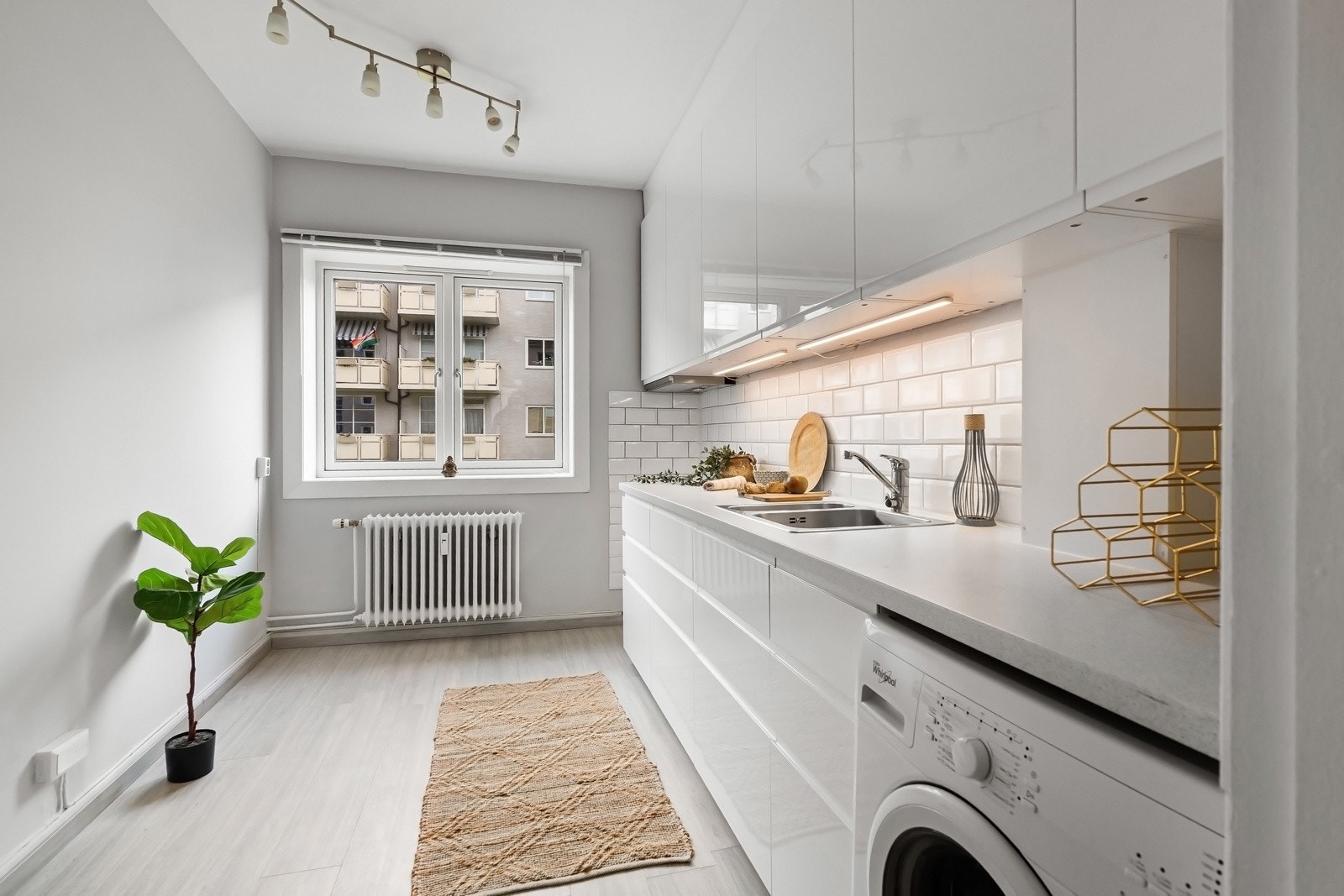 Kjøkkenet byr på store arbeidsflater og en praktisk innredning med gode hylleløsninger! Galleribilde