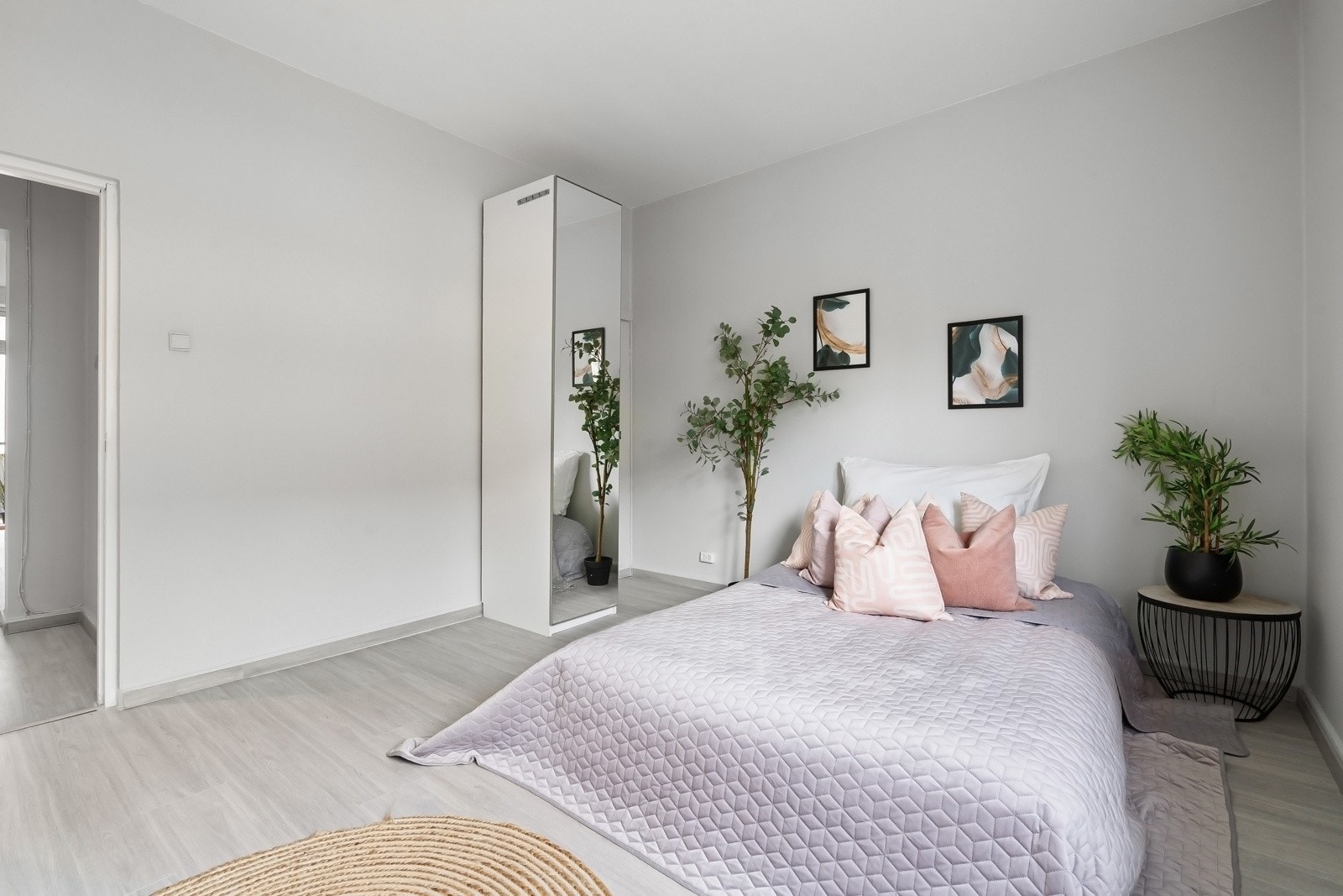 Det er god plass til nattbord på begge sider samt en ekstra kontorsone eller sminkebord, mulighetene er mange og valget er ditt / deres! Galleribilde