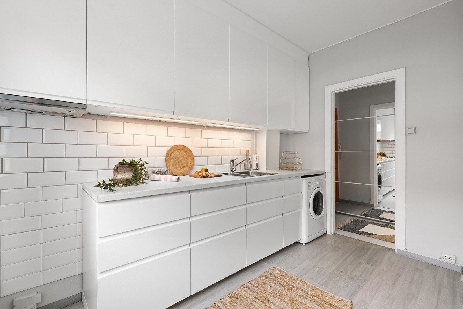 Kjøkken fra 2024. Smarte og gjennomtenkte løsninger gir gode oppbevaringsmuligheter. Galleribilde