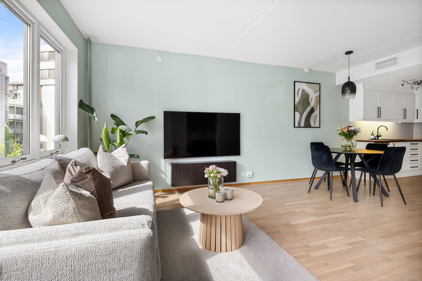 Leiligheten er vel gjennomført med delikate og tidløse overflater malt i 2022, og pen tre-stavs eikeparkett på gulv. Galleribilde