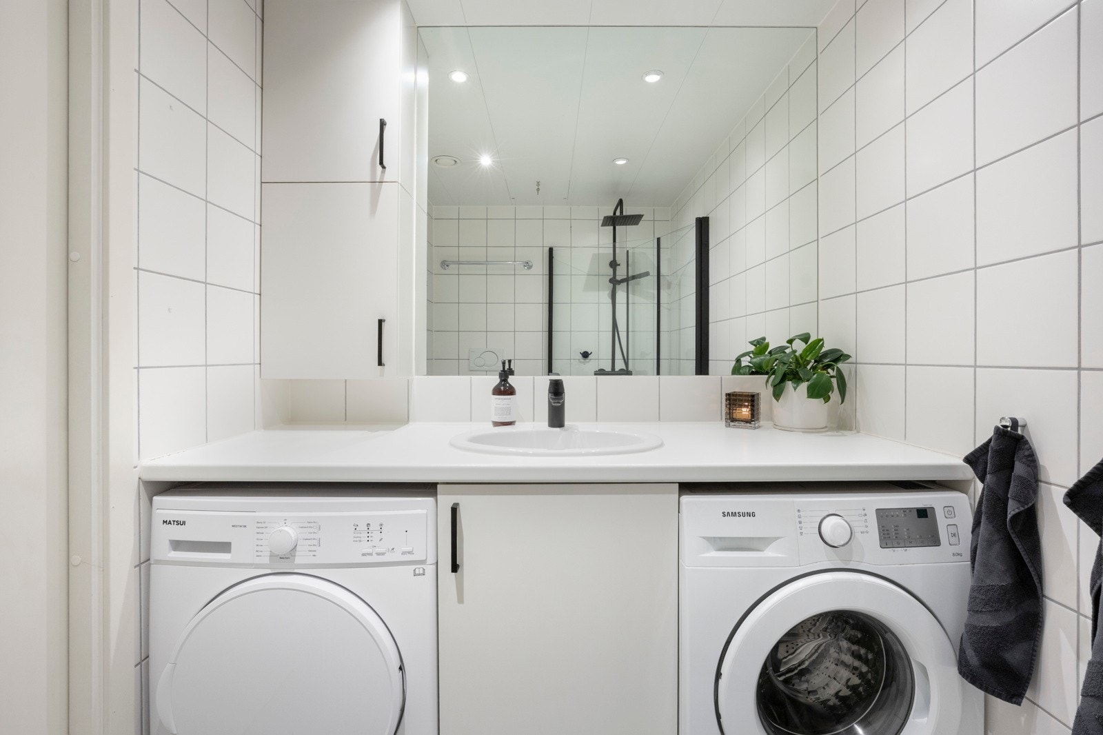 Behagelig varme i gulvet og downlights i himlingen. Det er opplegg for vaskemaskin og tørketrommel. Galleribilde