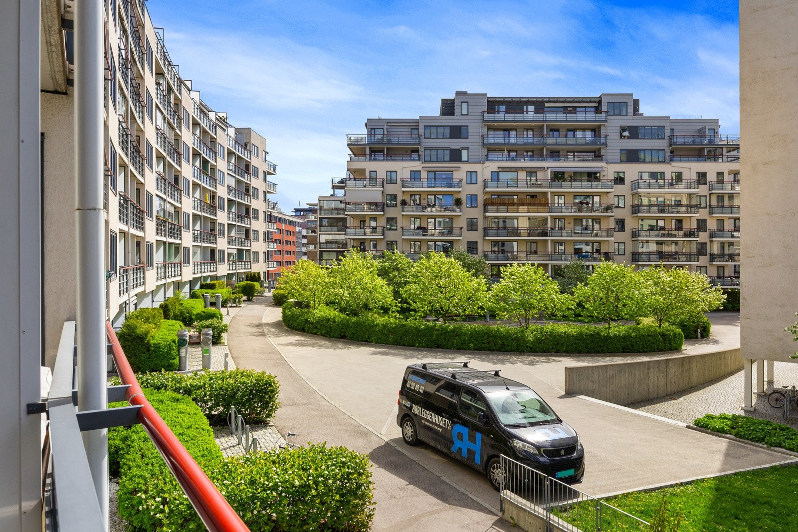 Det er hyggelig utsyn mot grønt fellesareal. Galleribilde