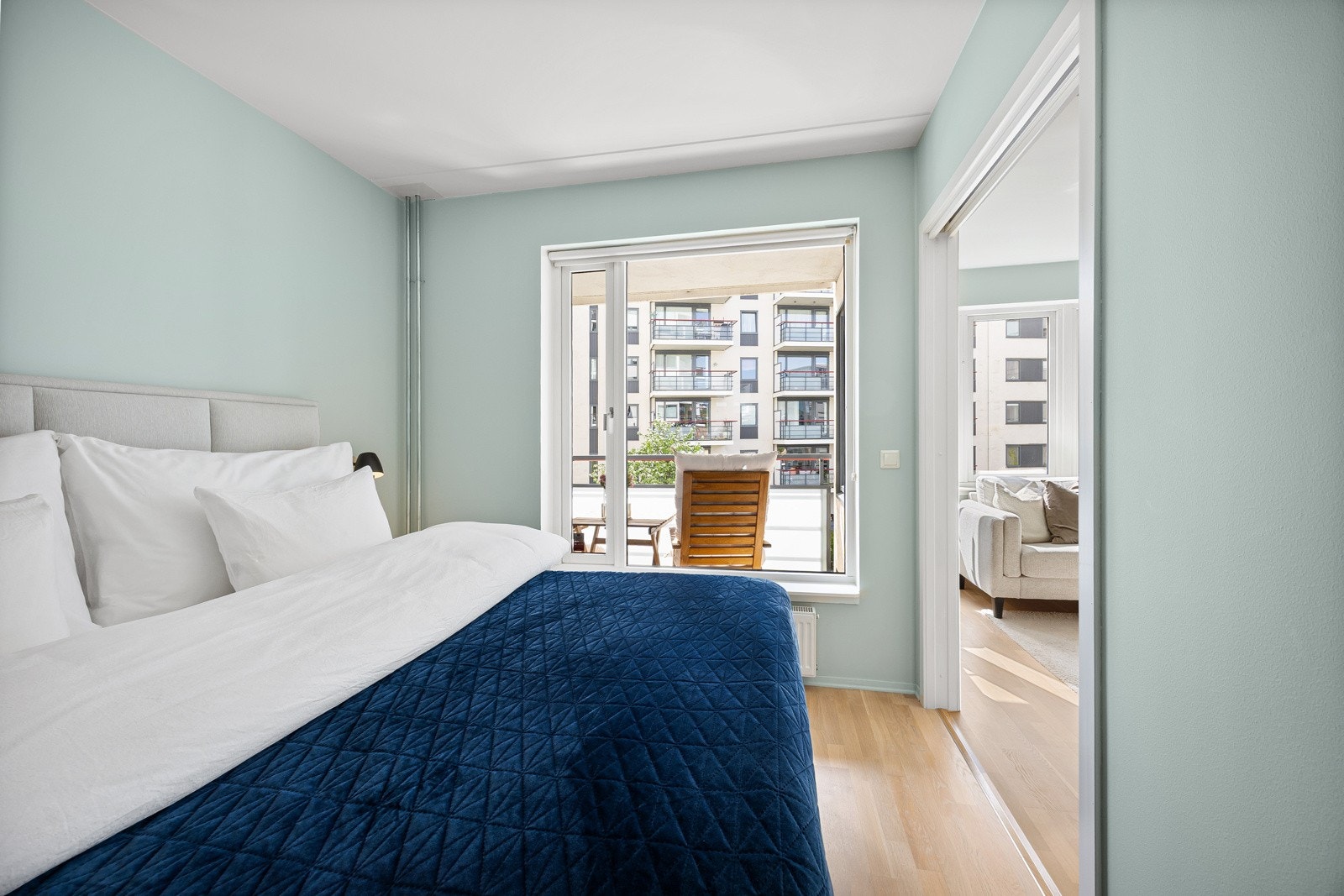 Leiligheten har et fint soverom med god plass til dobbeltseng og nattbord. Galleribilde