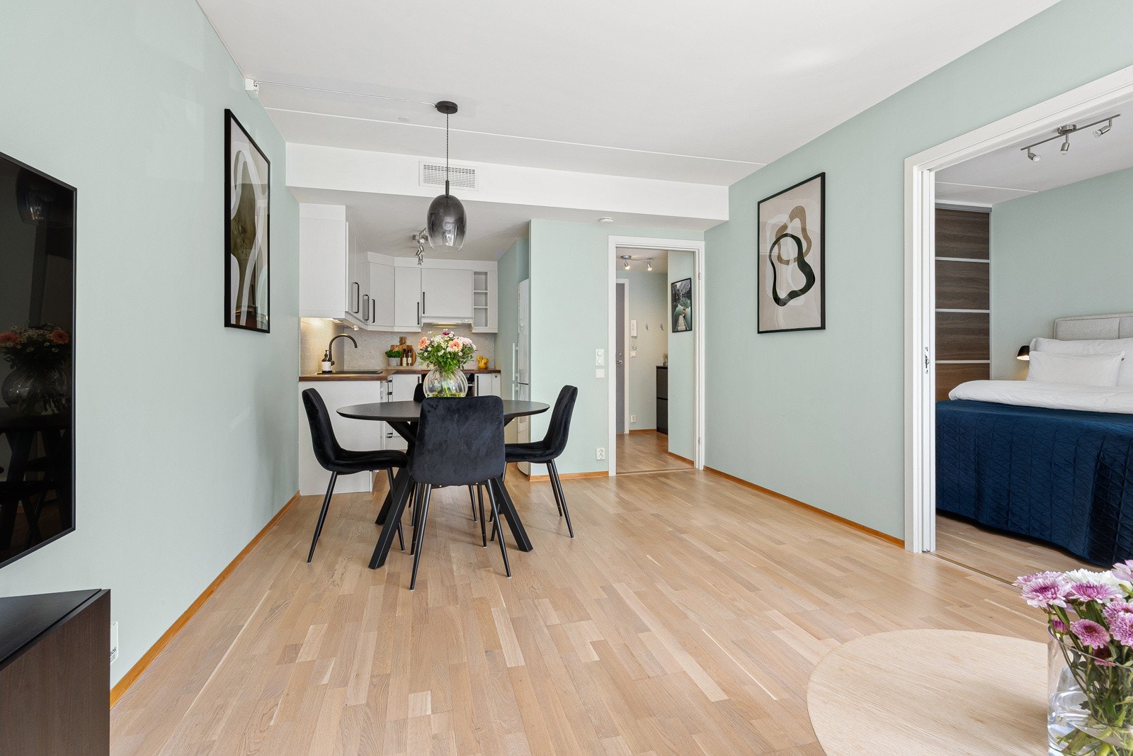 Gulvet er slipt opp og lakkert/oljet parkett i stue, kjøkken, soverom og entré i 2022. Galleribilde