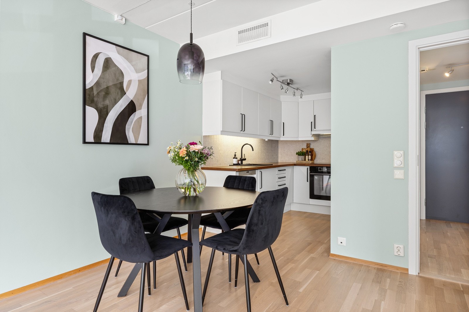 Stuen har en åpen og velfungerende løsning mot kjøkkenet, noe som sikrer en god utnyttelse av arealet og skaper et hyggelig og sosialt oppholdsrom. Galleribilde