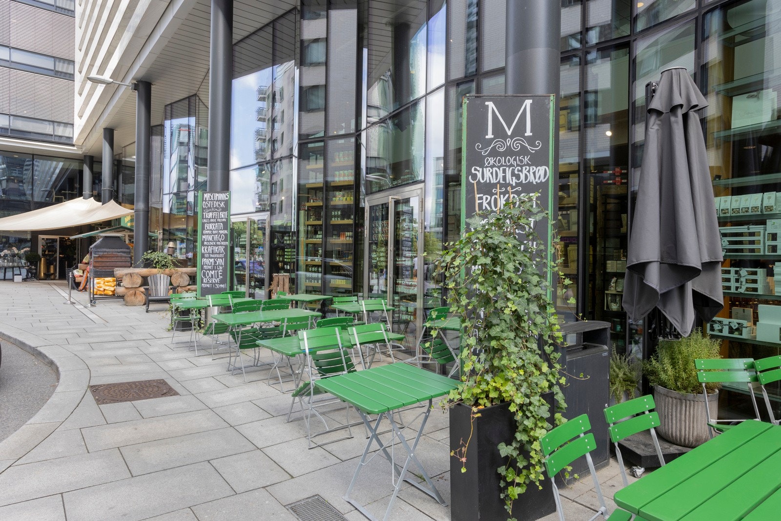 Her bor du tilbaketrukket, med umiddelbar nærhet til butikker, restauranter, servicetilbud og offentlig kommunikasjon. Galleribilde