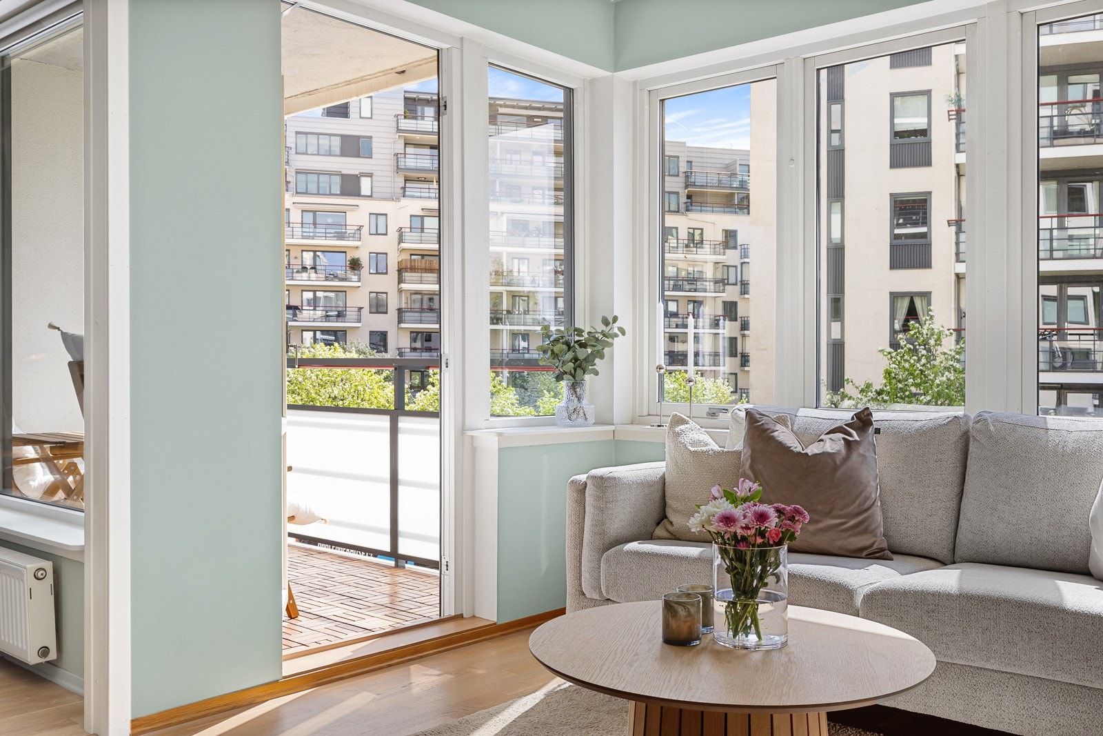 Stuen har store vindusflater og utgang til en balkong, som gir godt med naturlig lysinnslipp og en luftig atmosfære på sommerstid. Galleribilde