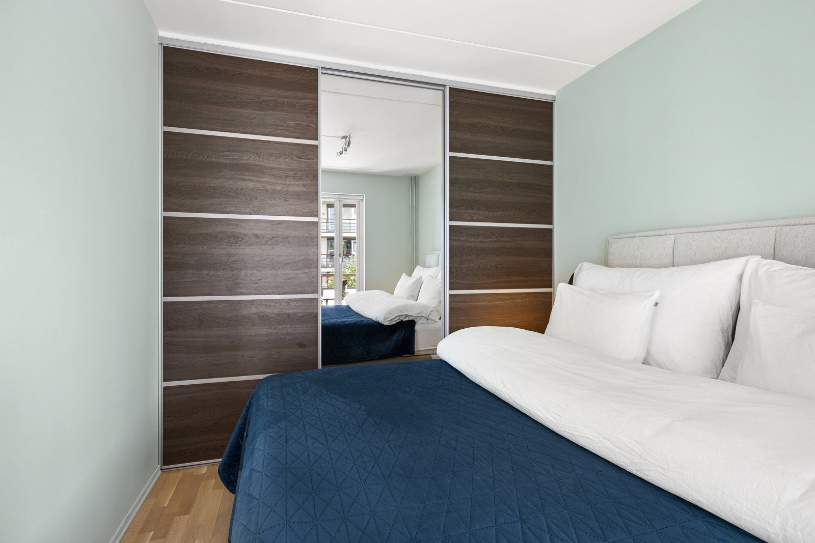 Rommet er innredet med en skyvedørsgarderobe. Galleribilde