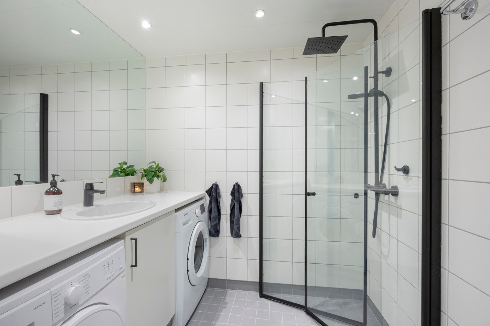 Leiligheten har et delikat og flislagt baderom oppgradert i 2022. Galleribilde