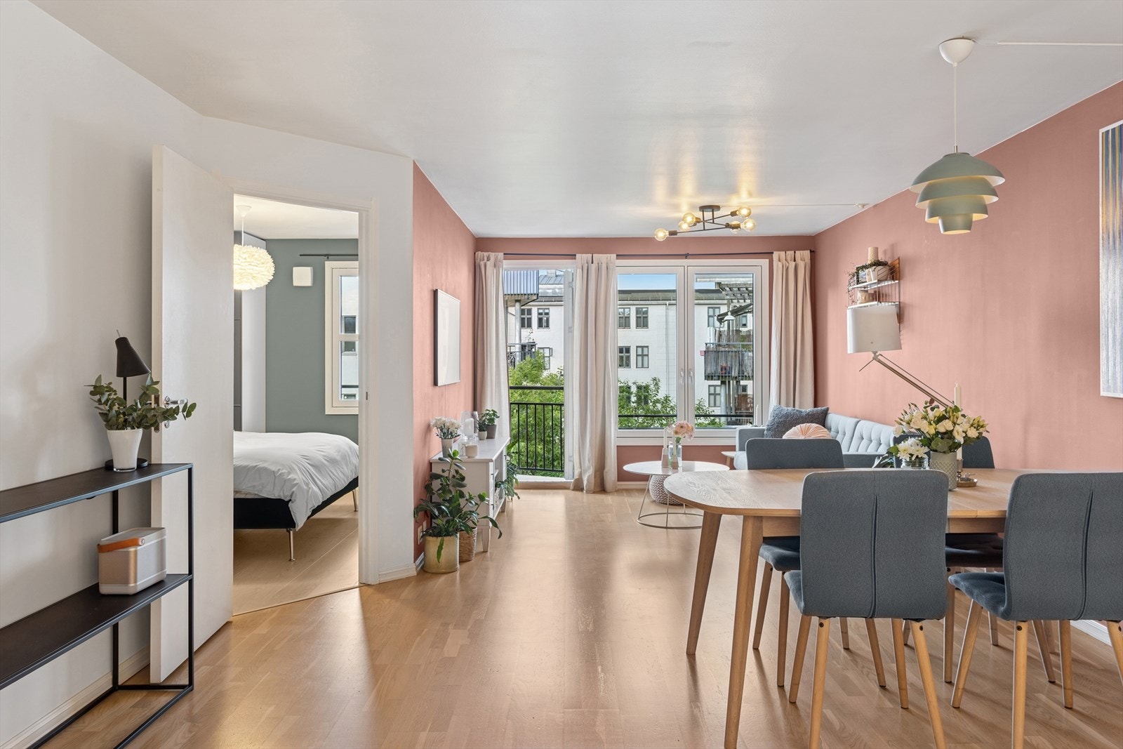 Godt med lysinnslipp fra store vindusflater Galleribilde