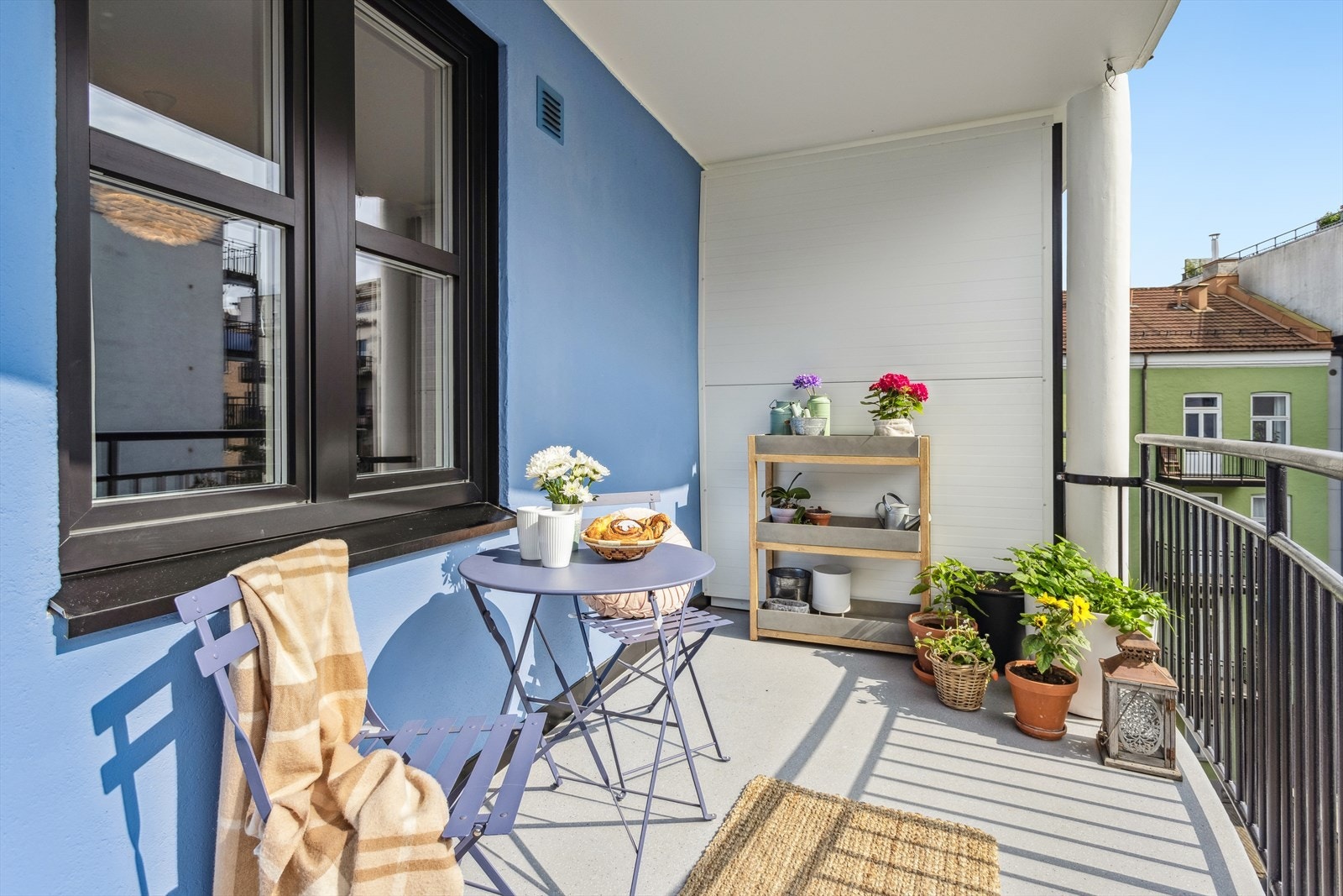 Stor, solrik balkong med plass til sittegruppe og grill Galleribilde