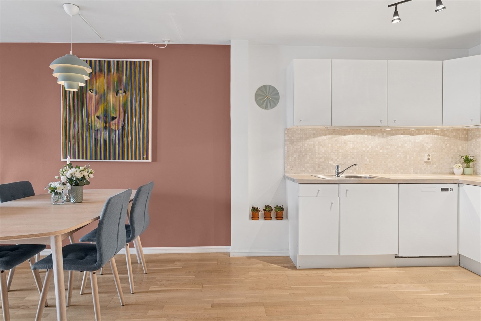 Plass til spisebord i naturlig tilknytning til kjøkkenet Galleribilde