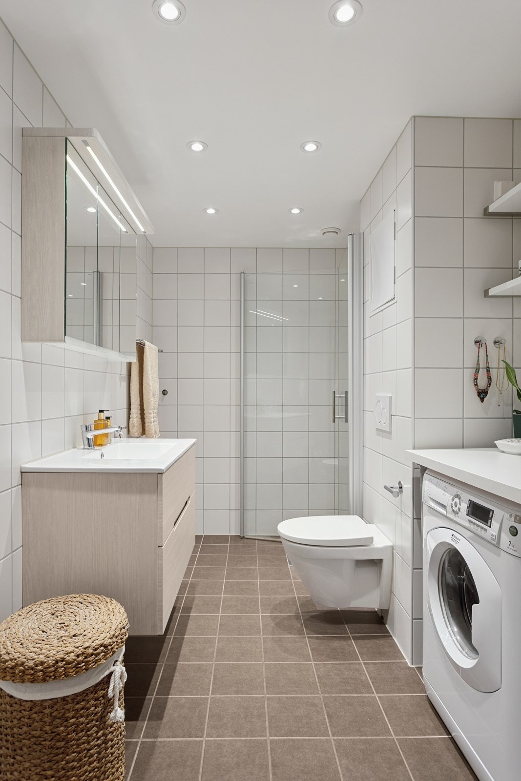 Pent fliselagt baderom med varmekabler i gulv og downlights i himling. Badet ble pusset opp i regi av sameiet i 2014/2015 Galleribilde