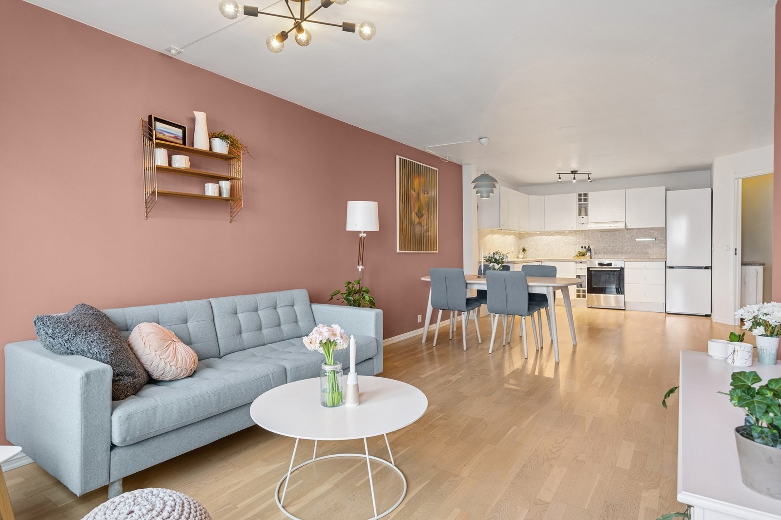 Luftig og moderne stueløsning med plass til sofagruppe og stort spisebord Galleribilde