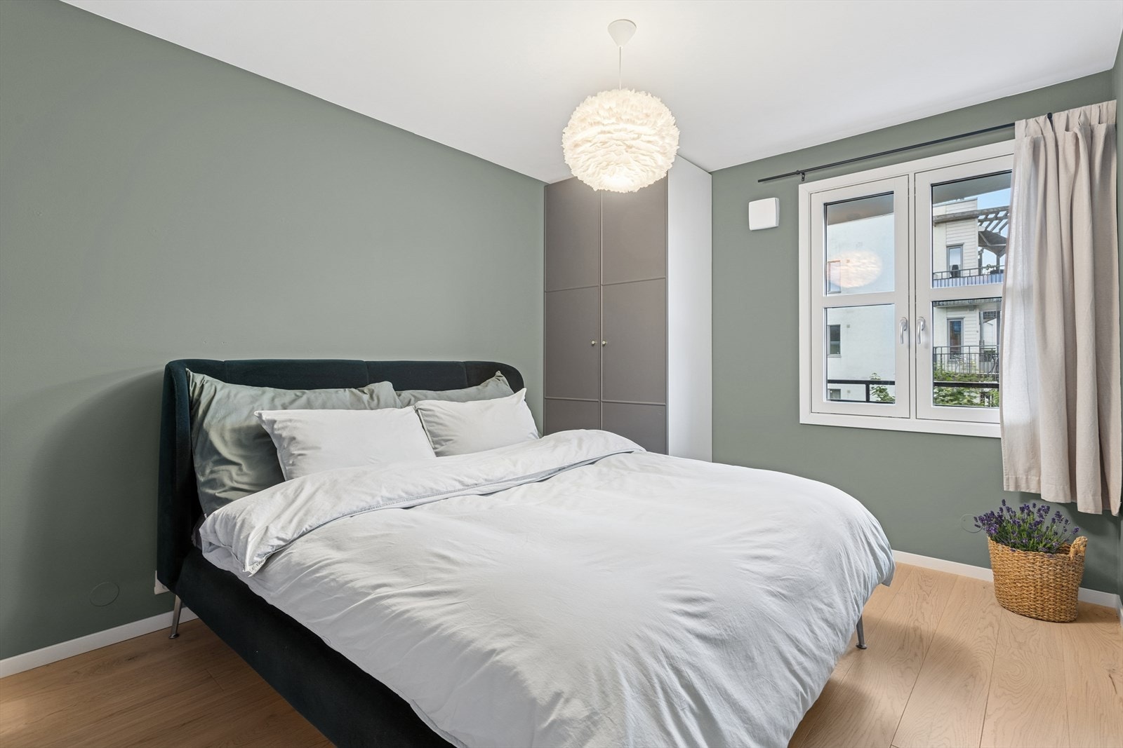 Lys og romlig soverom med plass til dobbeltseng og garderobeskap Galleribilde