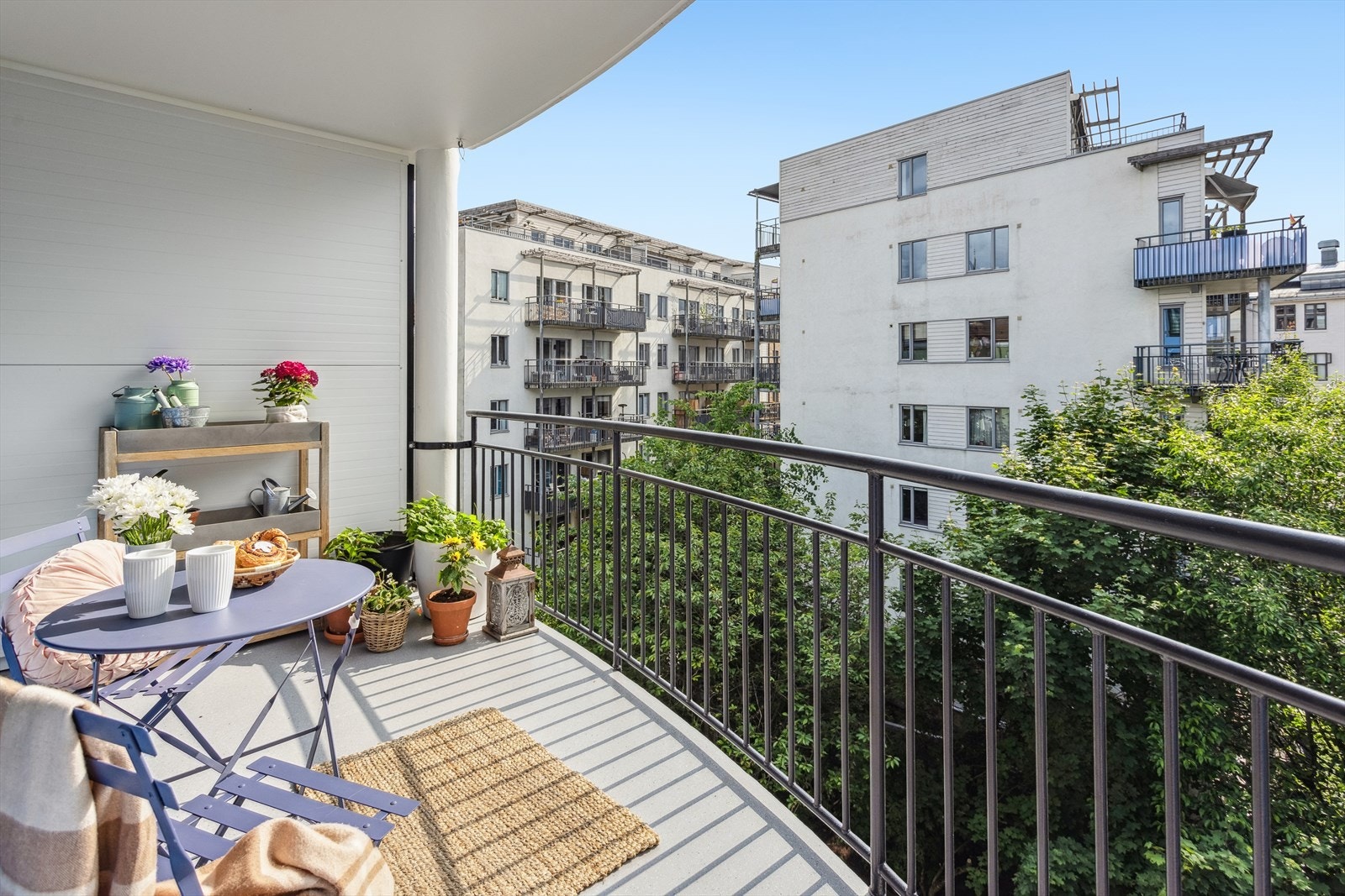 Sydvestvendt balkong på ca. 7 kvm med grønt og frodig utsyn Galleribilde