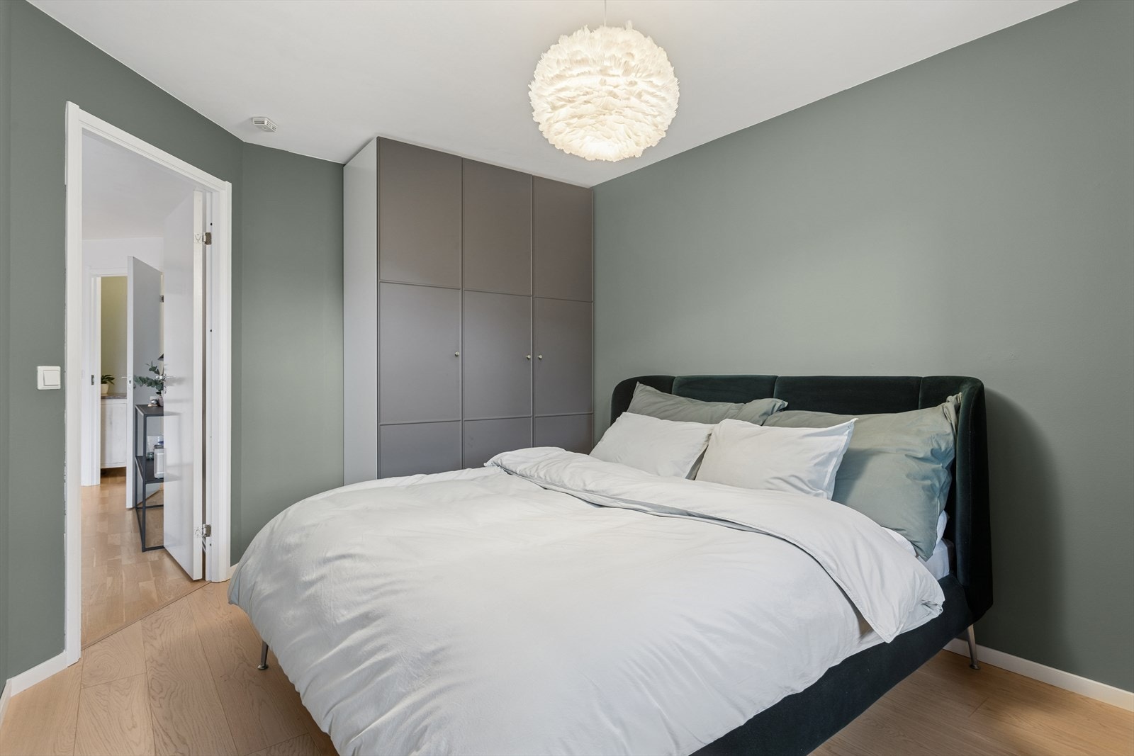 Soverommet er pusset opp 2021 med nytt gulv, nymalte overflater og nye garderobeskap Galleribilde