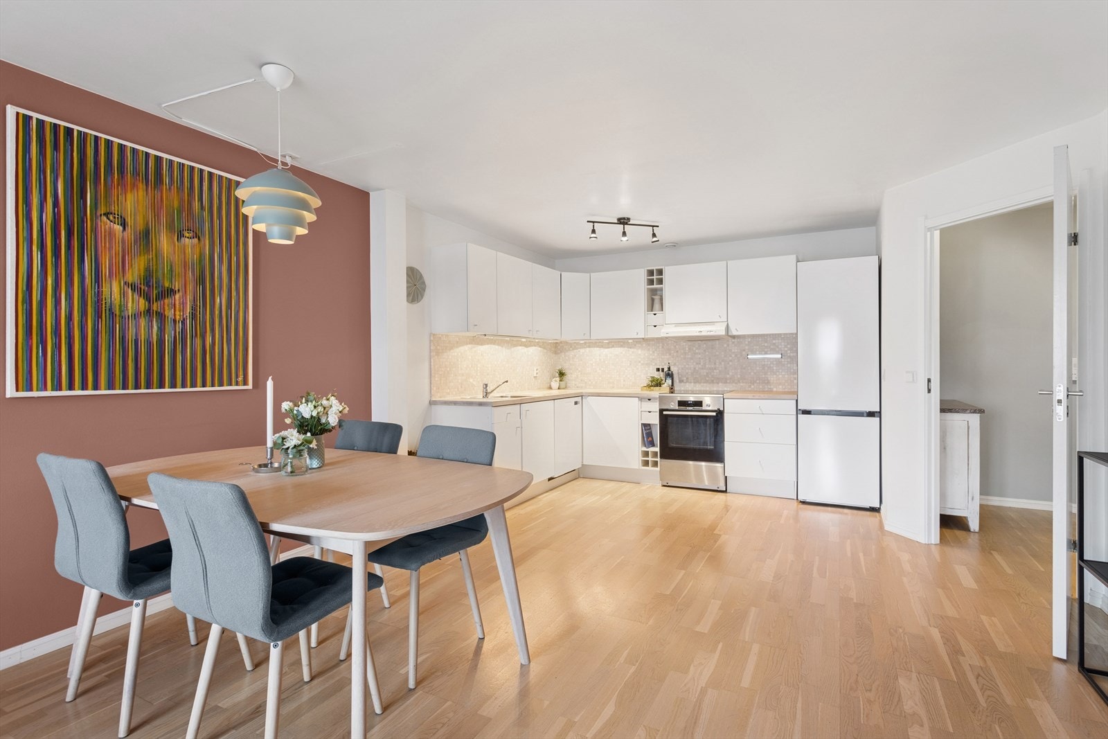 Tidløs kjøkkeninnredning i åpen løsning Galleribilde