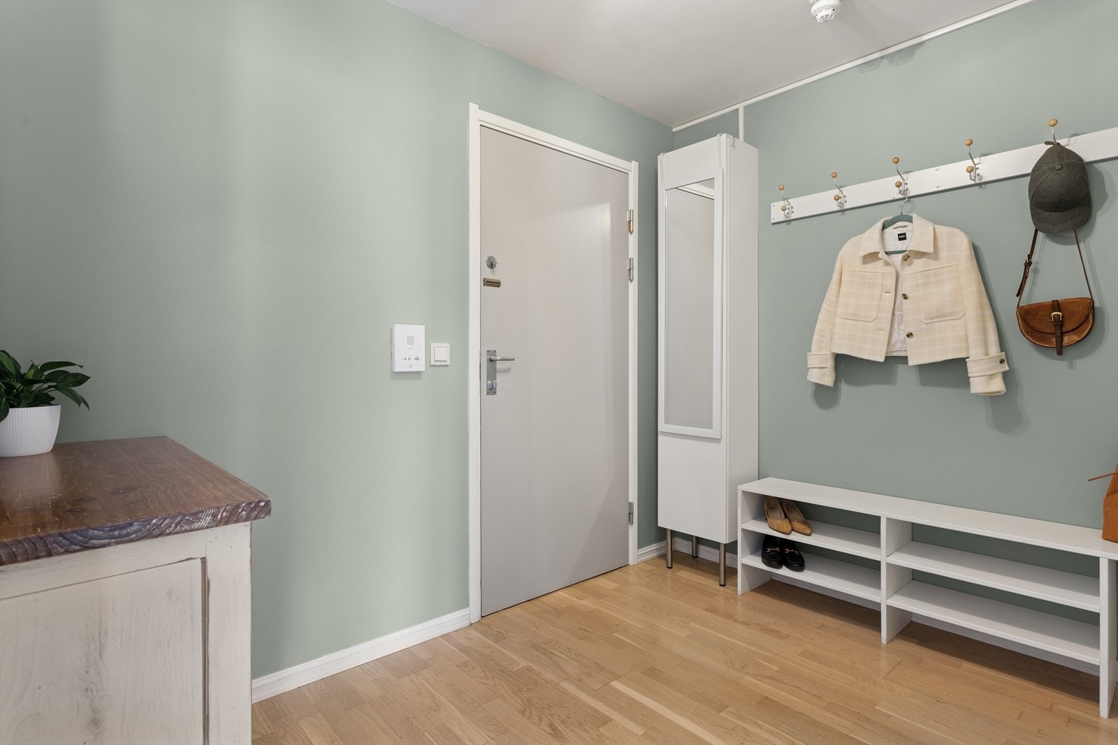 Romslig entré med plass til å henge fra seg yttertøy og sette fra seg sko Galleribilde