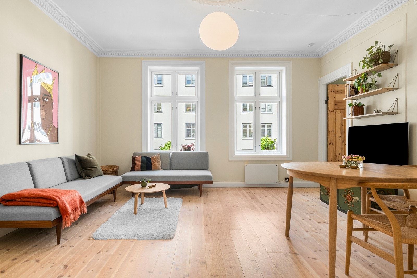 Lys og gjennomgående 2-roms leilighet med tilgang på en flott sør-østvendt balkong. Galleribilde