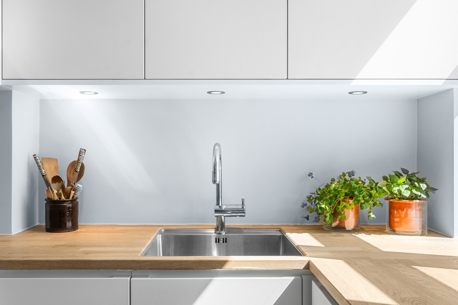 Kjøkkenet er utstyrt med platetopp, nedfelt kum, ettgreps blandebatteri, kombi kjøl/fryseskap, stekeovn og oppvaskmaskin. Galleribilde