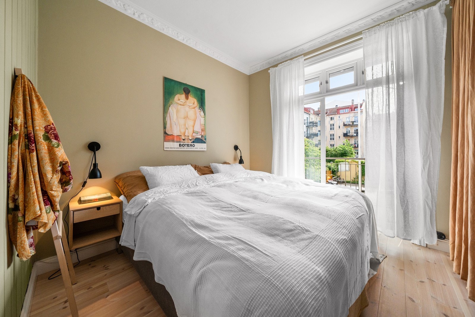 Stort og delikat soverom med god plass til dobbeltseng, tilhørende nattbord og annet ønskelig møblement. Galleribilde