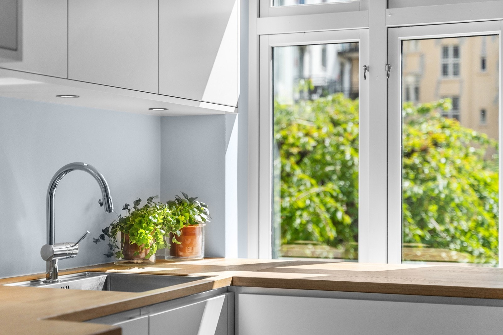 De store vindusflatene på kjøkkenet gjør rommet lyst og trivelig å oppholde seg i. Galleribilde