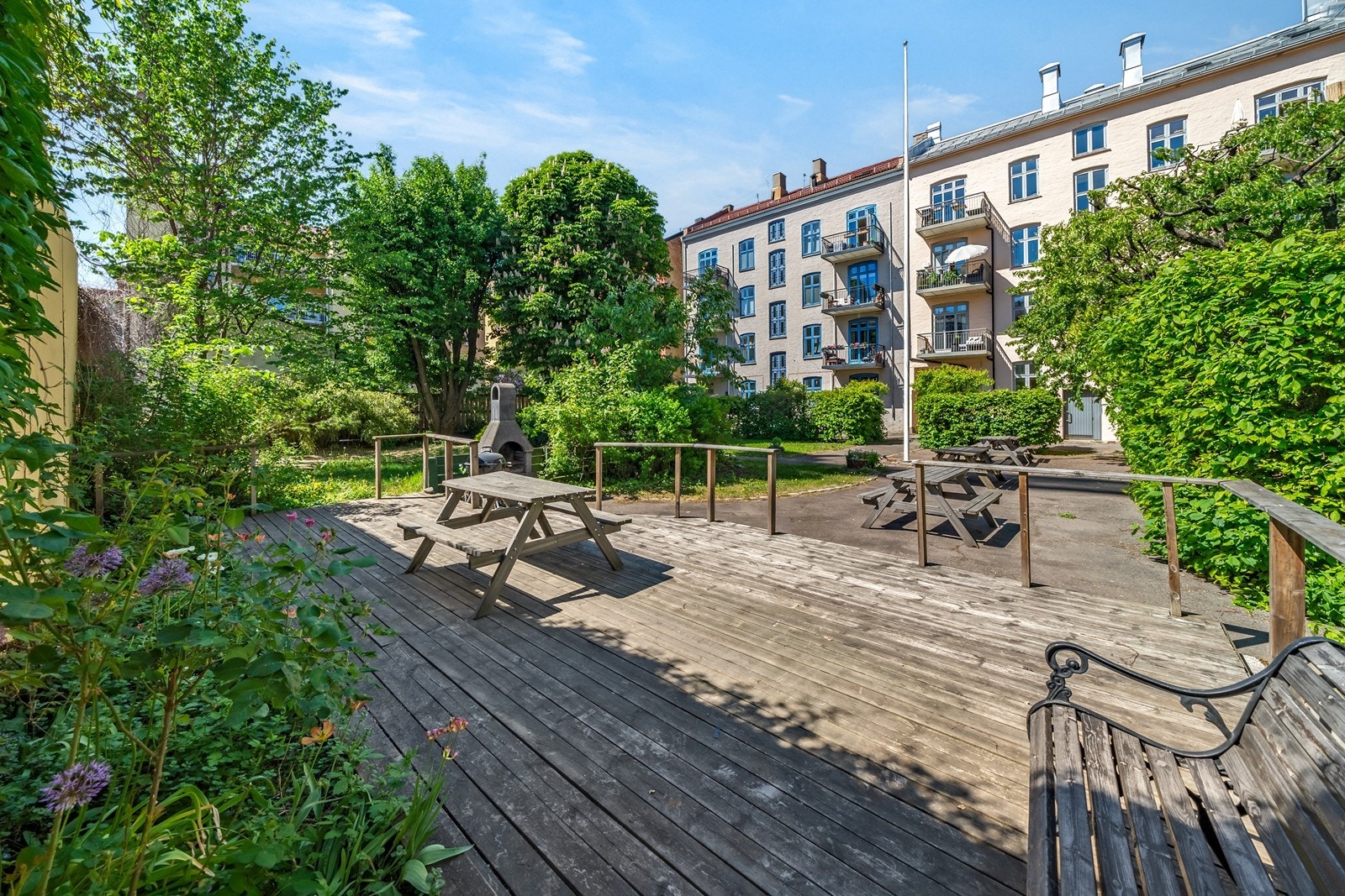 Pent opparbeidet bakgård man kan benytte seg av. Galleribilde