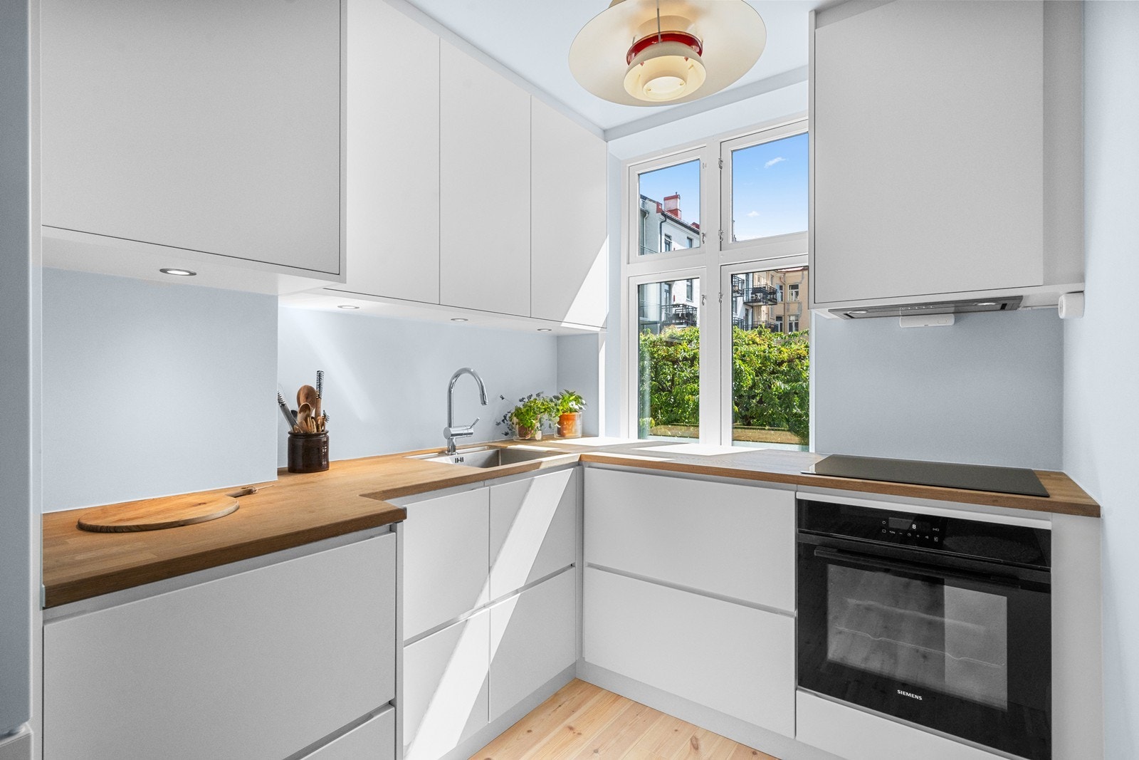 Leiligheten har et pent separat kjøkken med mye skap- og benkeplass. Galleribilde