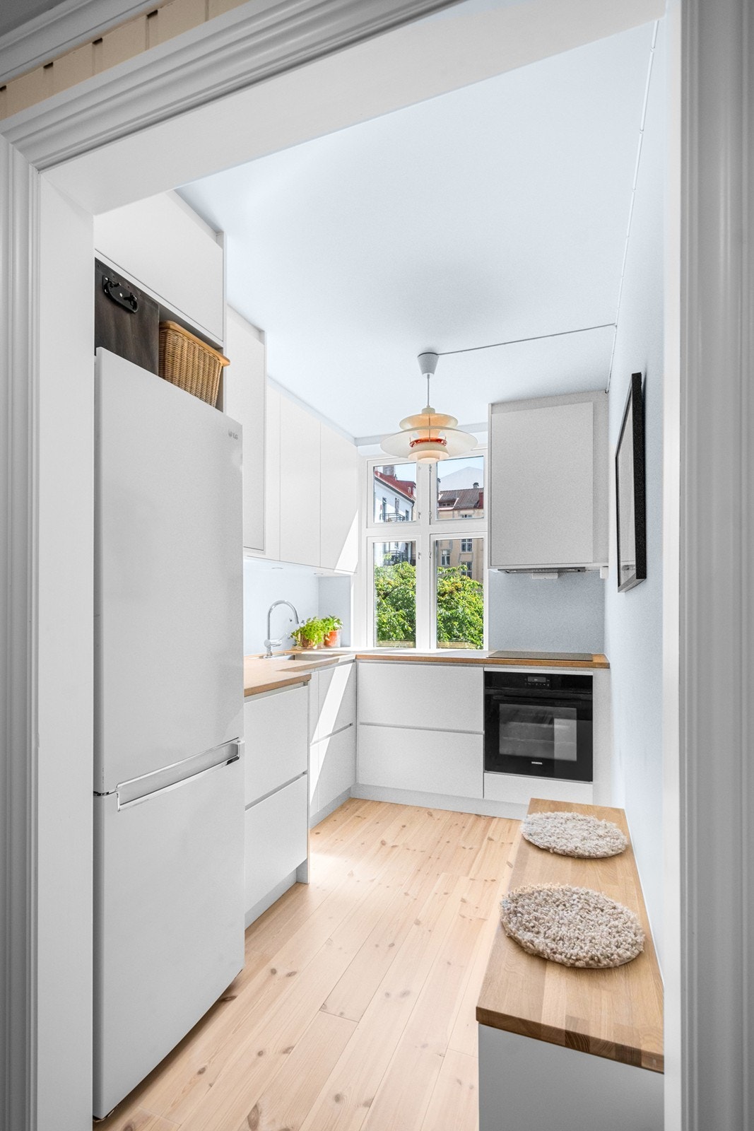 Benken på kjøkkenet gir en praktisk og hyggelig sitteplass. Galleribilde