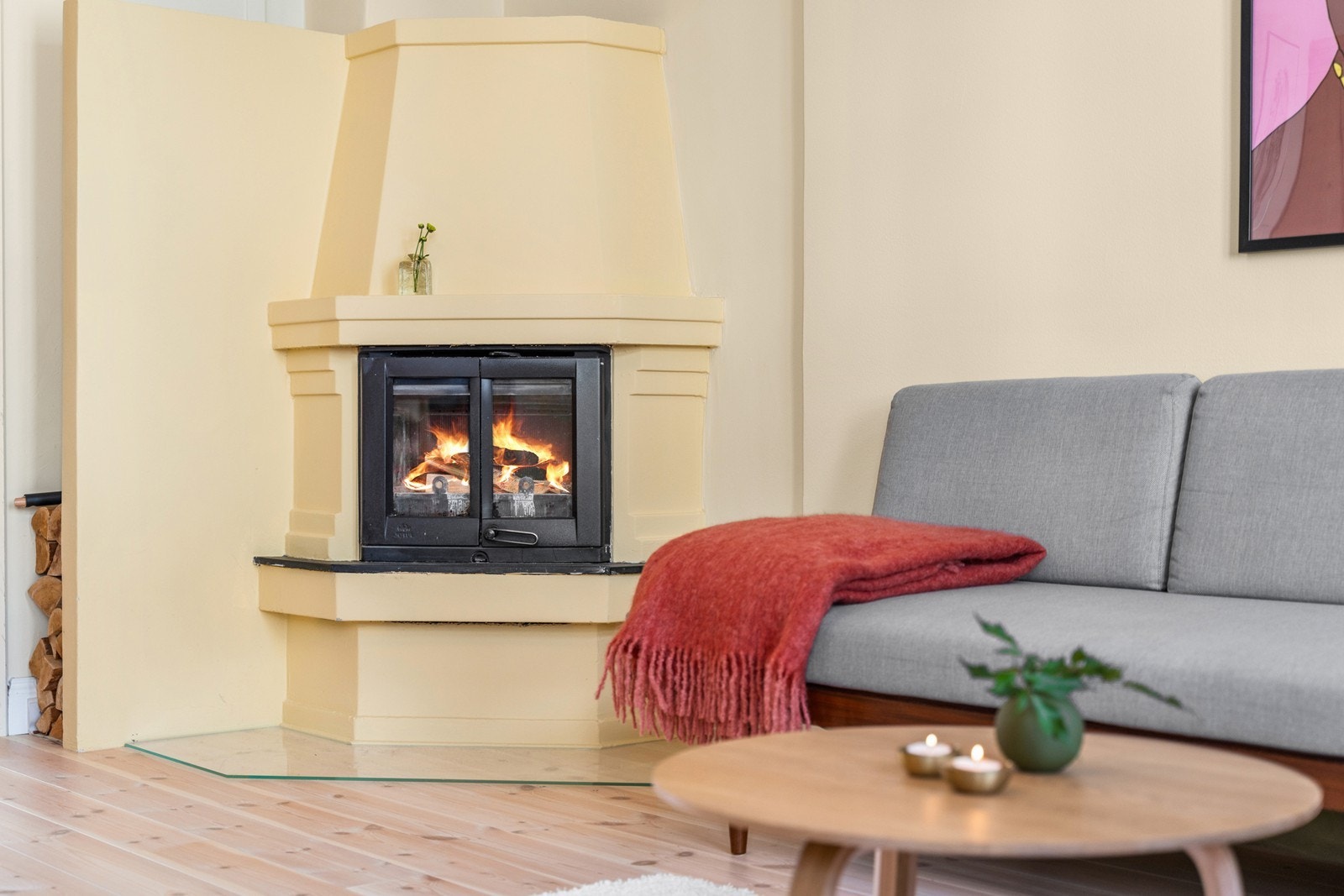 Peisen setter et pent og lunt preg på hele rommet og kommer godt med på kjøligere dager. Galleribilde