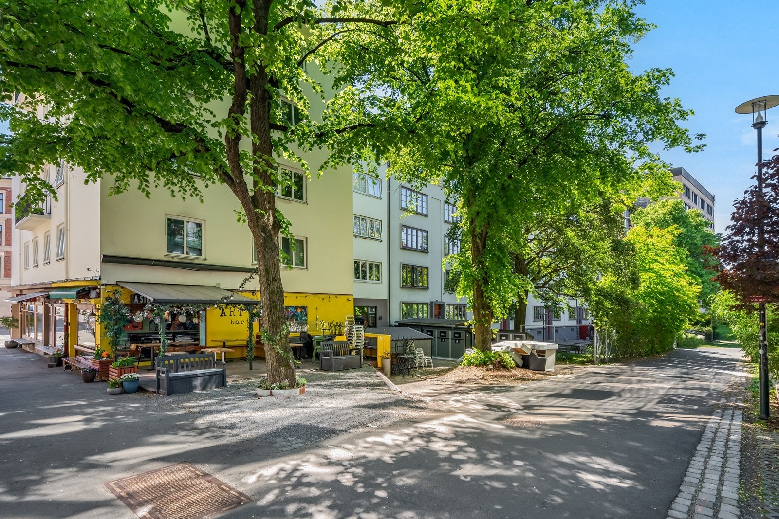 Kaffe Lykke bare noen skritt unna - en koselig kaffebar kjent for sitt dedikerte fokus på kvalitet, atmosfære og ekte kaffekunst Galleribilde