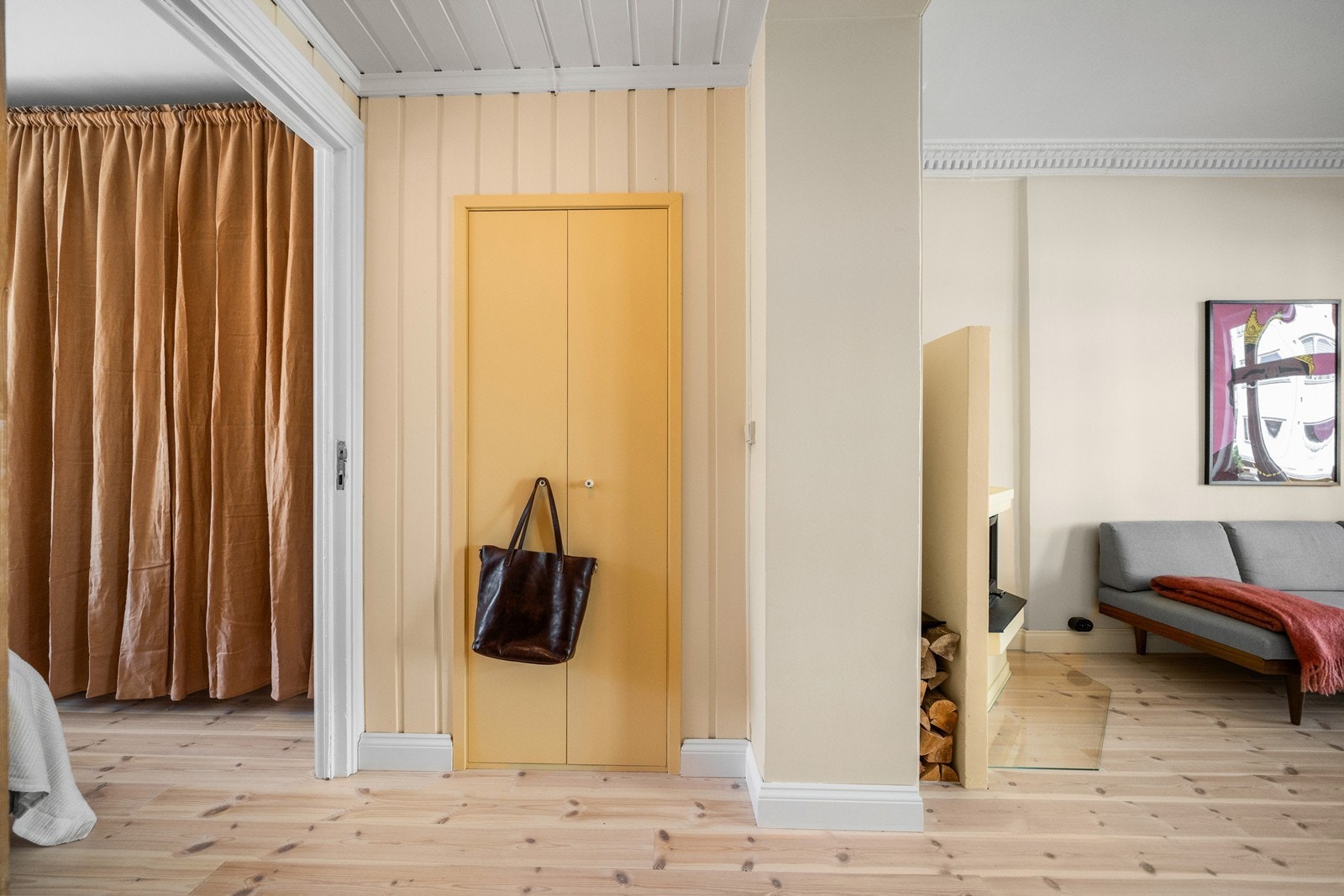 Praktisk garderobeskap hvor man kan henge opp jakker og sette fra seg sko skjult. Galleribilde