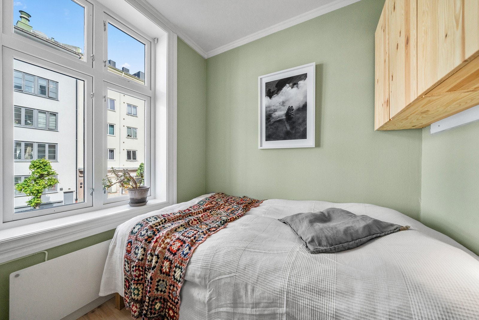 Rommet er malt i en lys og behagelig fargetone, med store vindusflater som slipper inn rikelig mengder med dagslys. Galleribilde