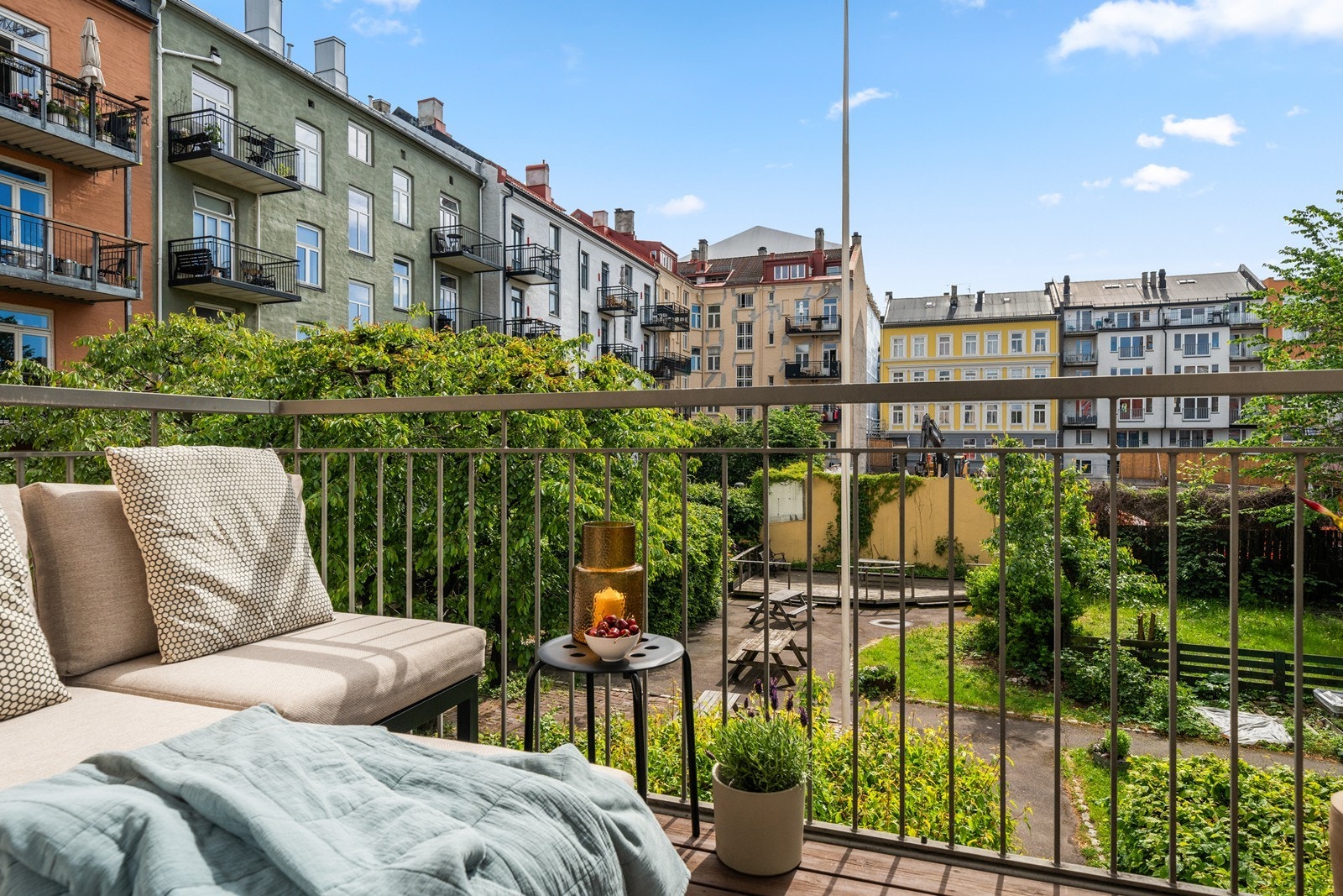 Balkongen er på 4kvm og vender mot en rolig og grønn bakgård. Galleribilde